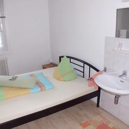 Zur Alten Fuldaschleife 2*